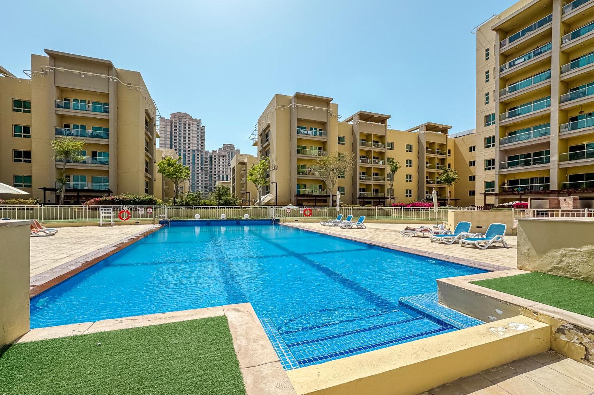 Classy 1 Bedroom In The Greens Courtyard View Apartment Dubai