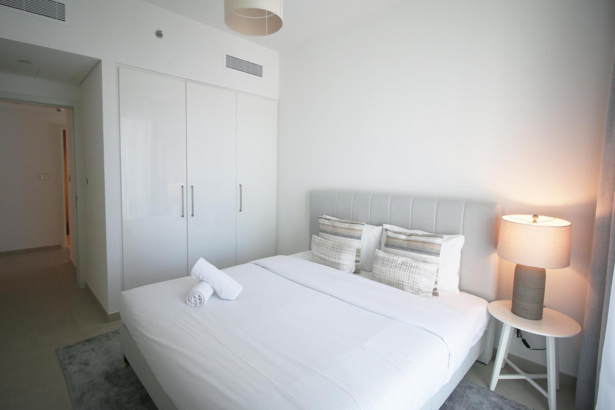 Rh - Beautiful Burj Khalifa View, 03br With Maid's Room, 7 Mins Walk To Mall *