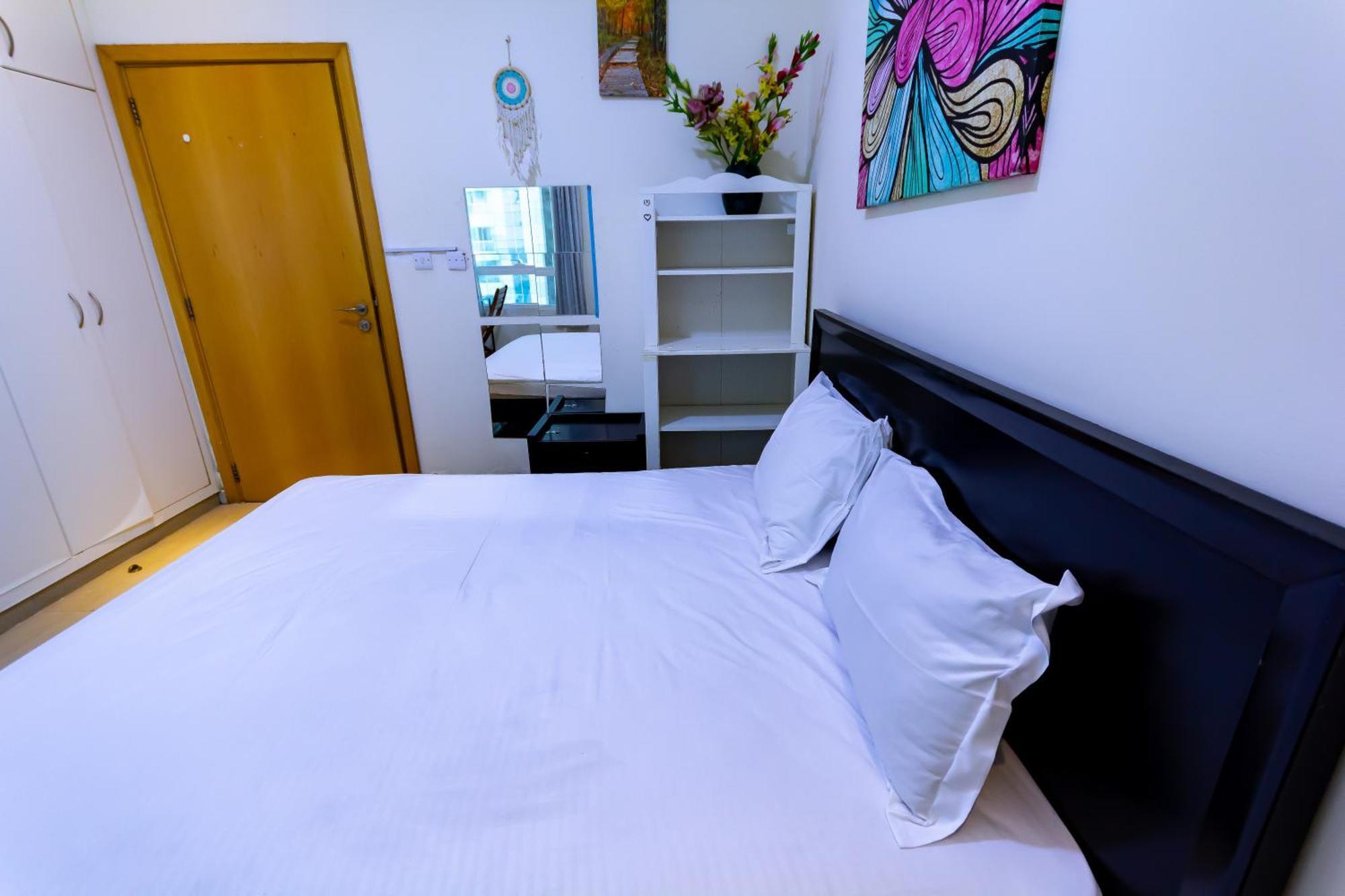 Lovely Spacious For Ladies In Marina للفتيات فقط