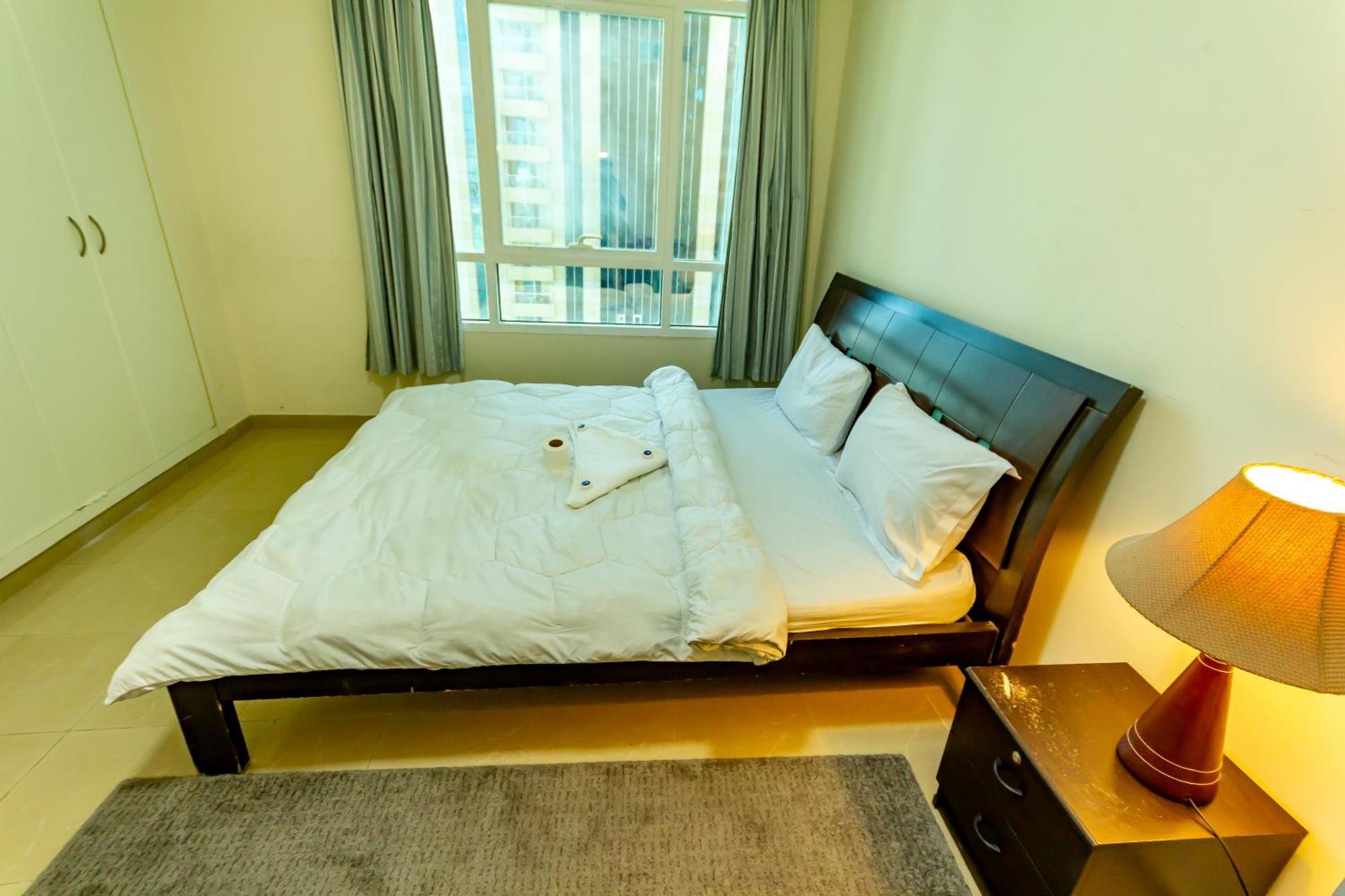 Lovely Spacious For Ladies In Marina للفتيات فقط *