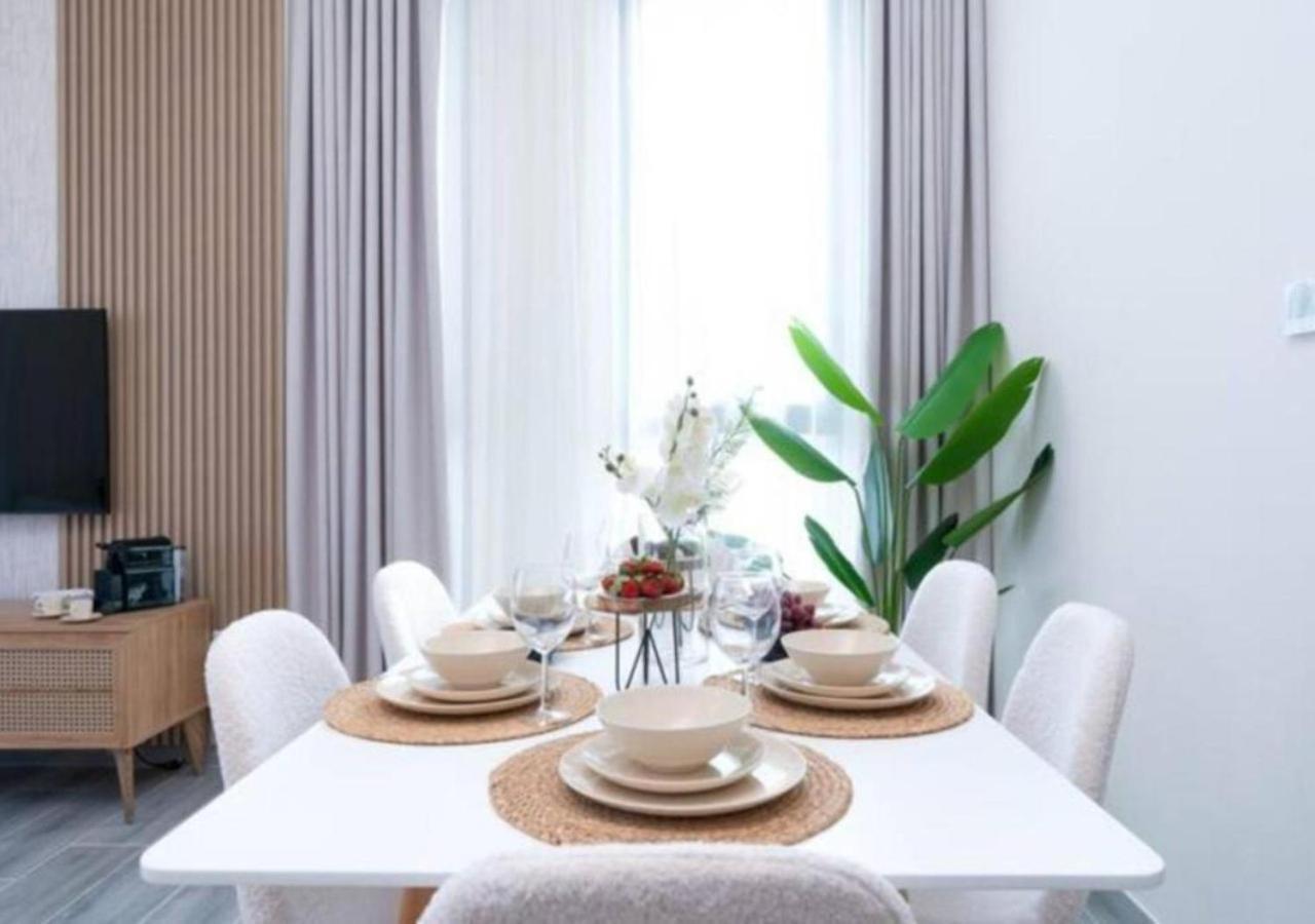 Elegant 2br Mesk 1 With Stunning Urban Views By Vibel Apartment