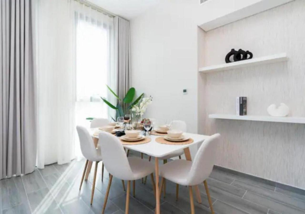 Elegant 2br Mesk 1 With Stunning Urban Views By Vibel
