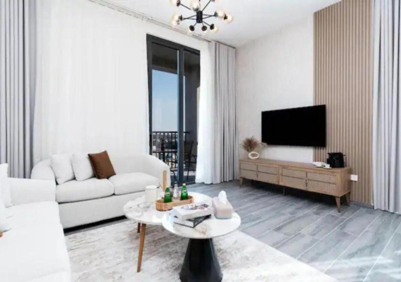 Elegant 2br Mesk 1 With Stunning Urban Views By Vibel
