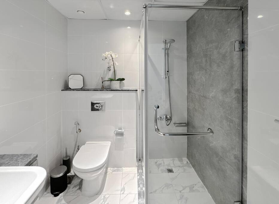 новые с 2 спальнями в Al Habtoor Apartment *