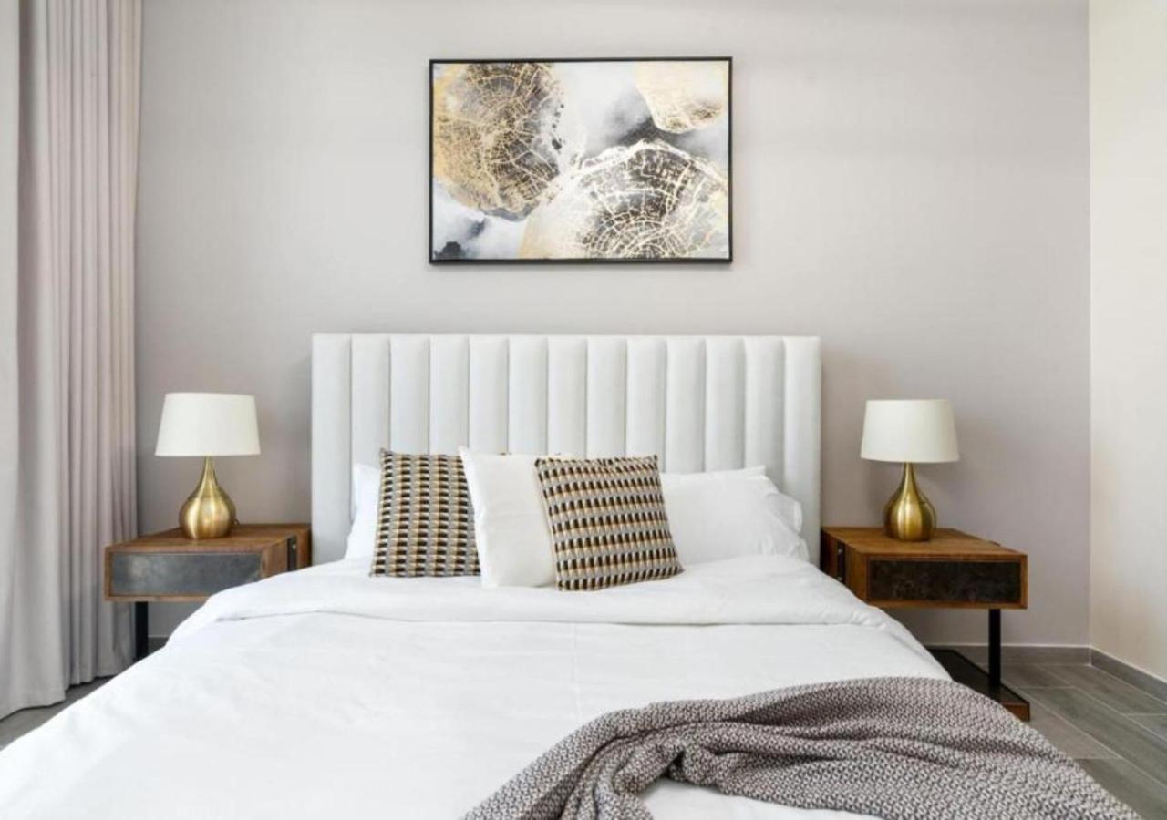 Apartment Chic 2br With Captivating Views In By Vibel