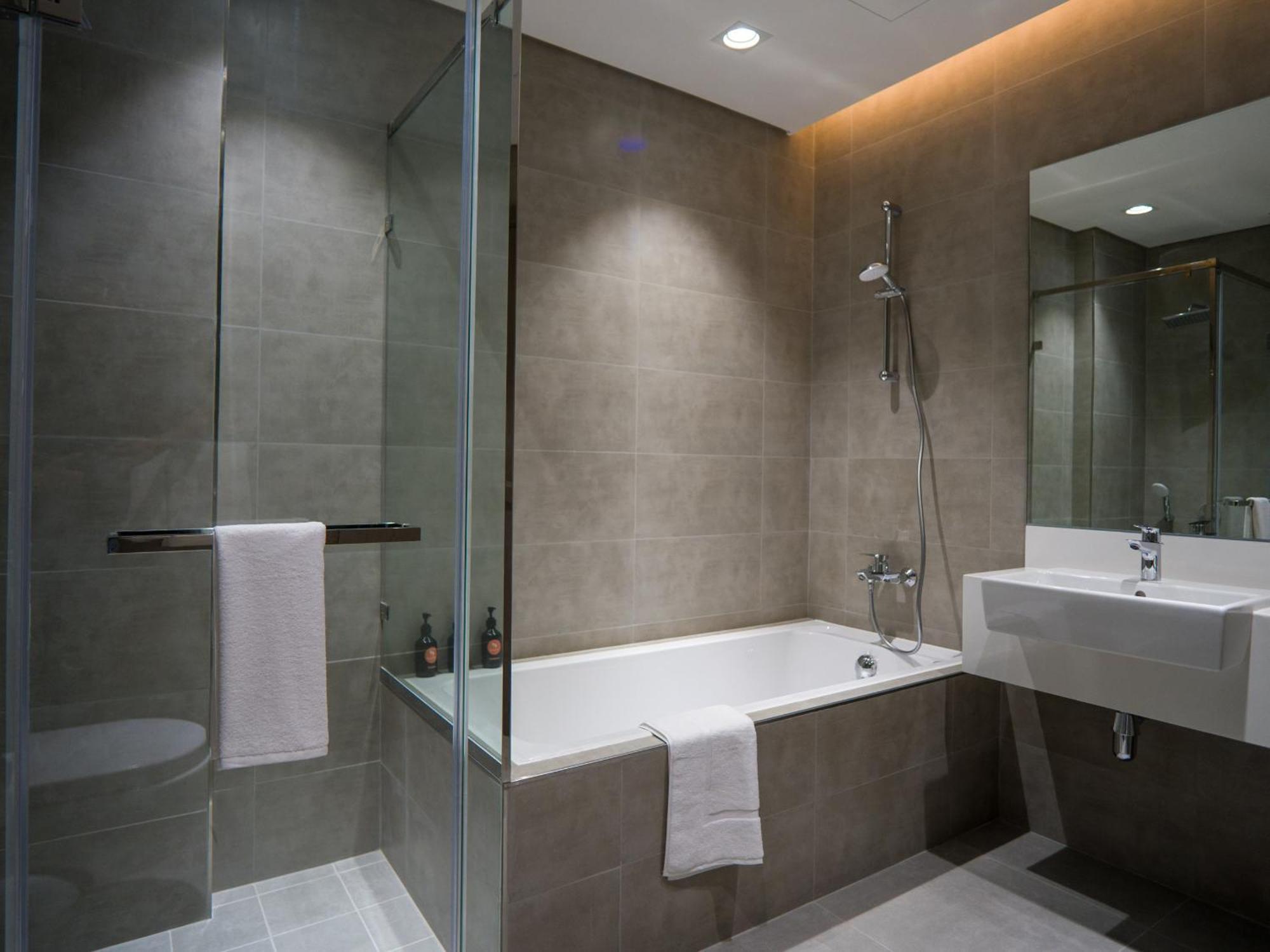 Amazing 2bdr With Lagoon View In District One 13 Al Merkadh Apartment