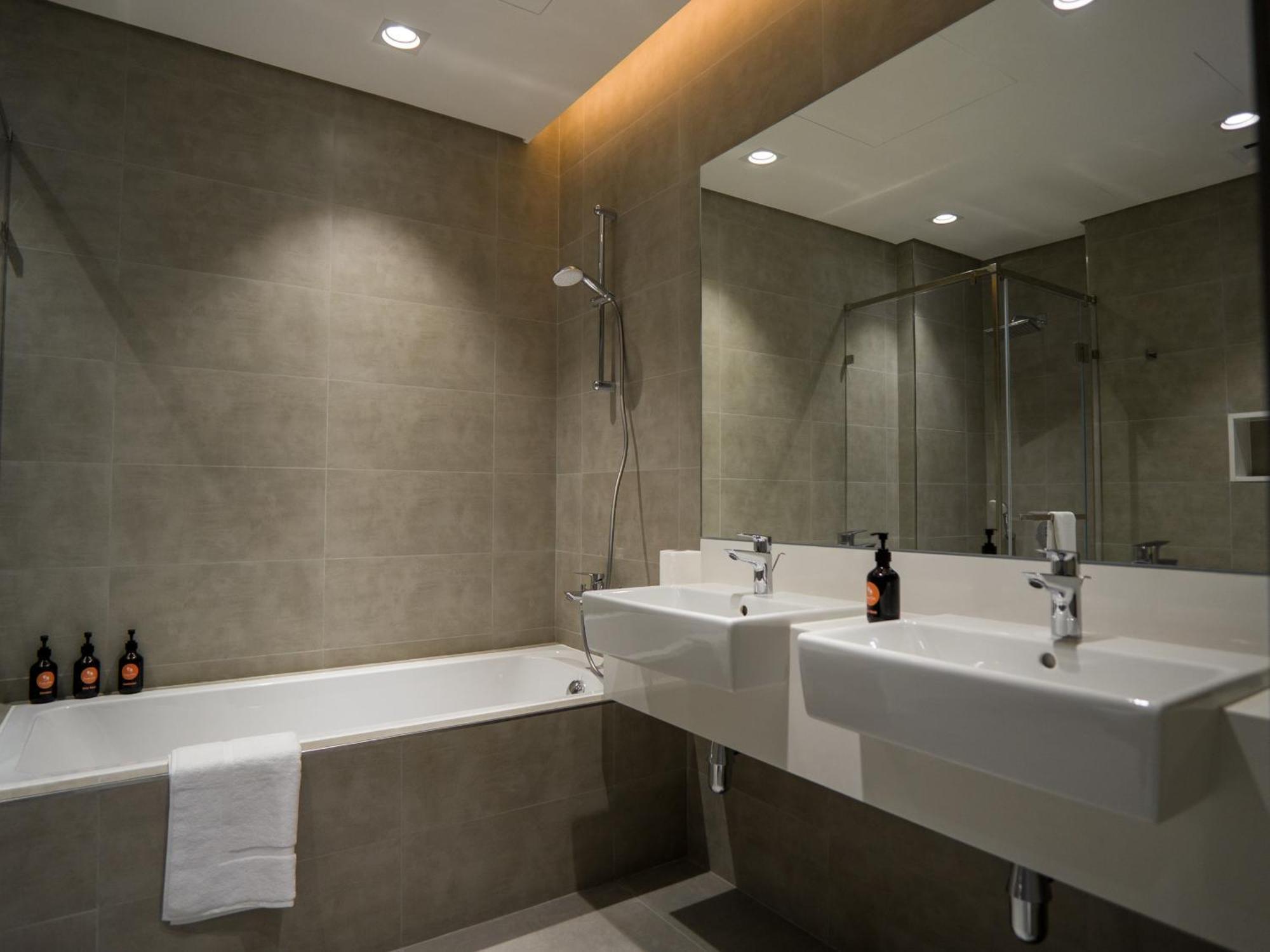 Amazing 2bdr With Lagoon View In District One 13 Al Merkadh *