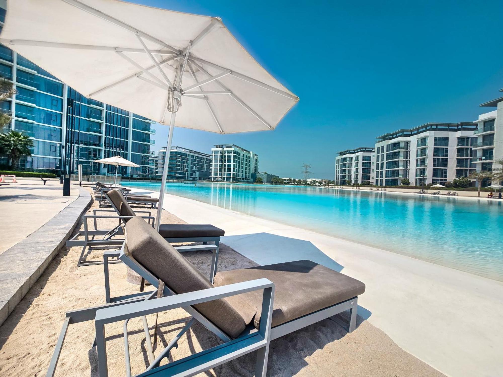 Apartment Amazing 2bdr With Lagoon View In District One 13 Al Merkadh