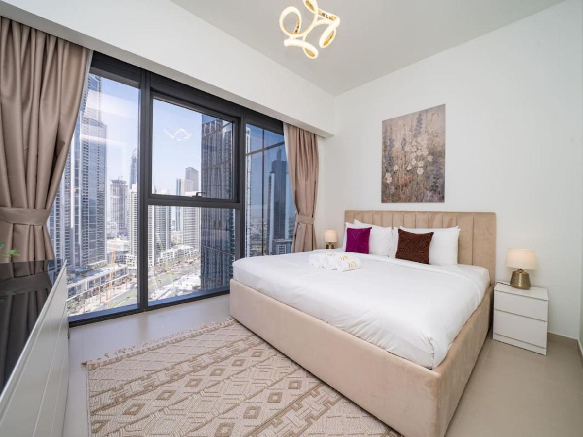 Downtown 2 Bed With Poolside Burj Khalifa View Dubai