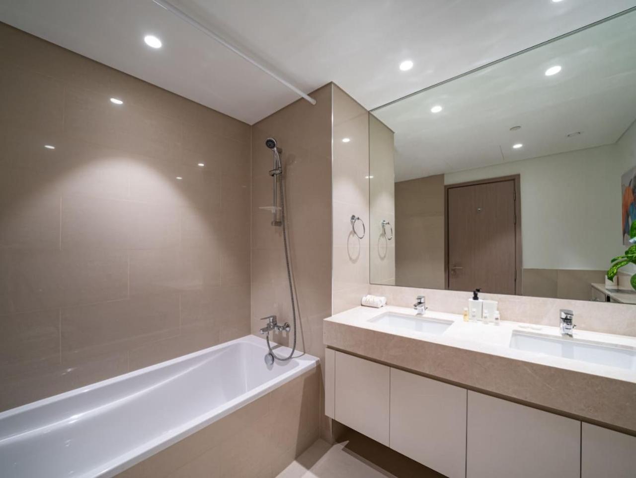 Apartment Downtown 2 Bed With Poolside Burj Khalifa View