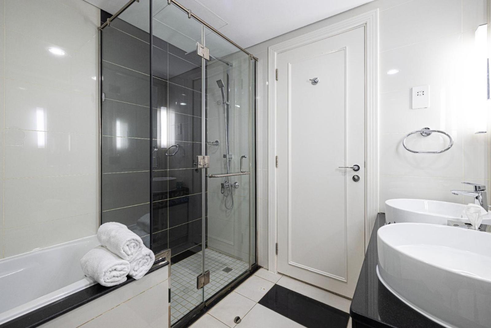 Elegant 3 Bedroom Apartment! 2 Minute Walk To Mall! Burj Khalifa And Fountain View! Dubai
