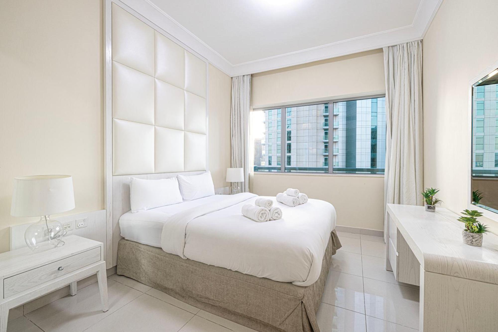 Elegant 3 Bedroom Apartment! 2 Minute Walk To Mall! Burj Khalifa And Fountain View! Dubai