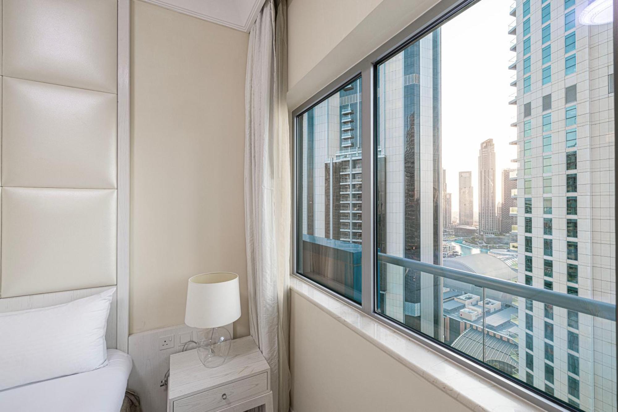 Elegant 3 Bedroom Apartment! 2 Minute Walk To Mall! Burj Khalifa And Fountain View! *