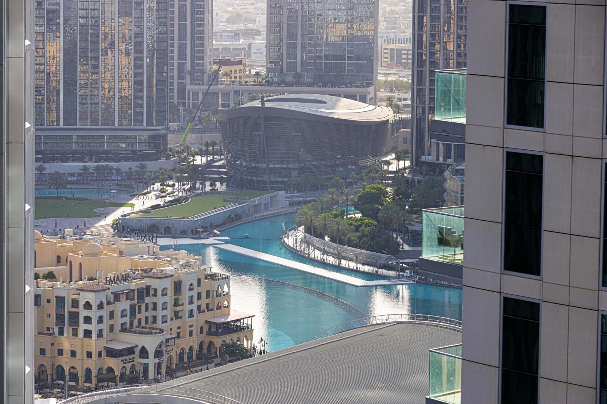 Elegant 3 Bedroom Apartment! 2 Minute Walk To Mall! Burj Khalifa And Fountain View! Dubai