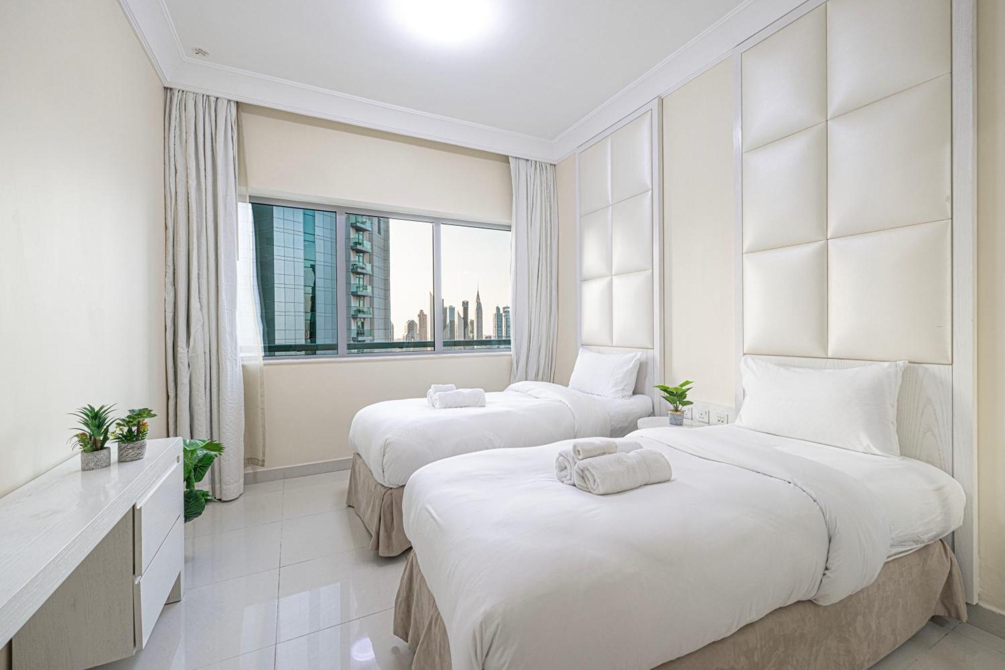 Elegant 3 Bedroom Apartment! 2 Minute Walk To Mall! Burj Khalifa And Fountain View! * Dubai