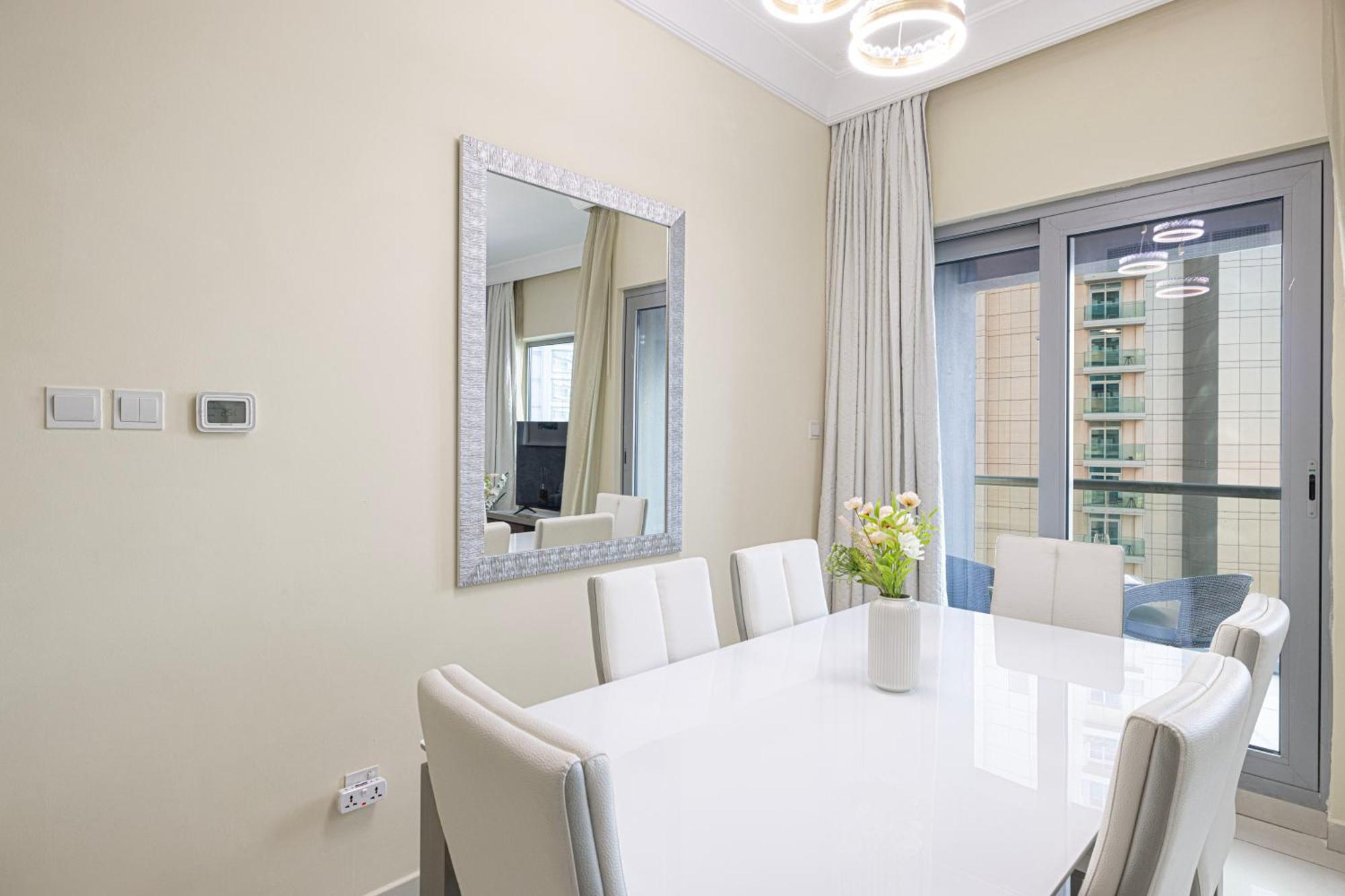 Elegant 3 Bedroom Apartment! 2 Minute Walk To Mall! Burj Khalifa And Fountain View!