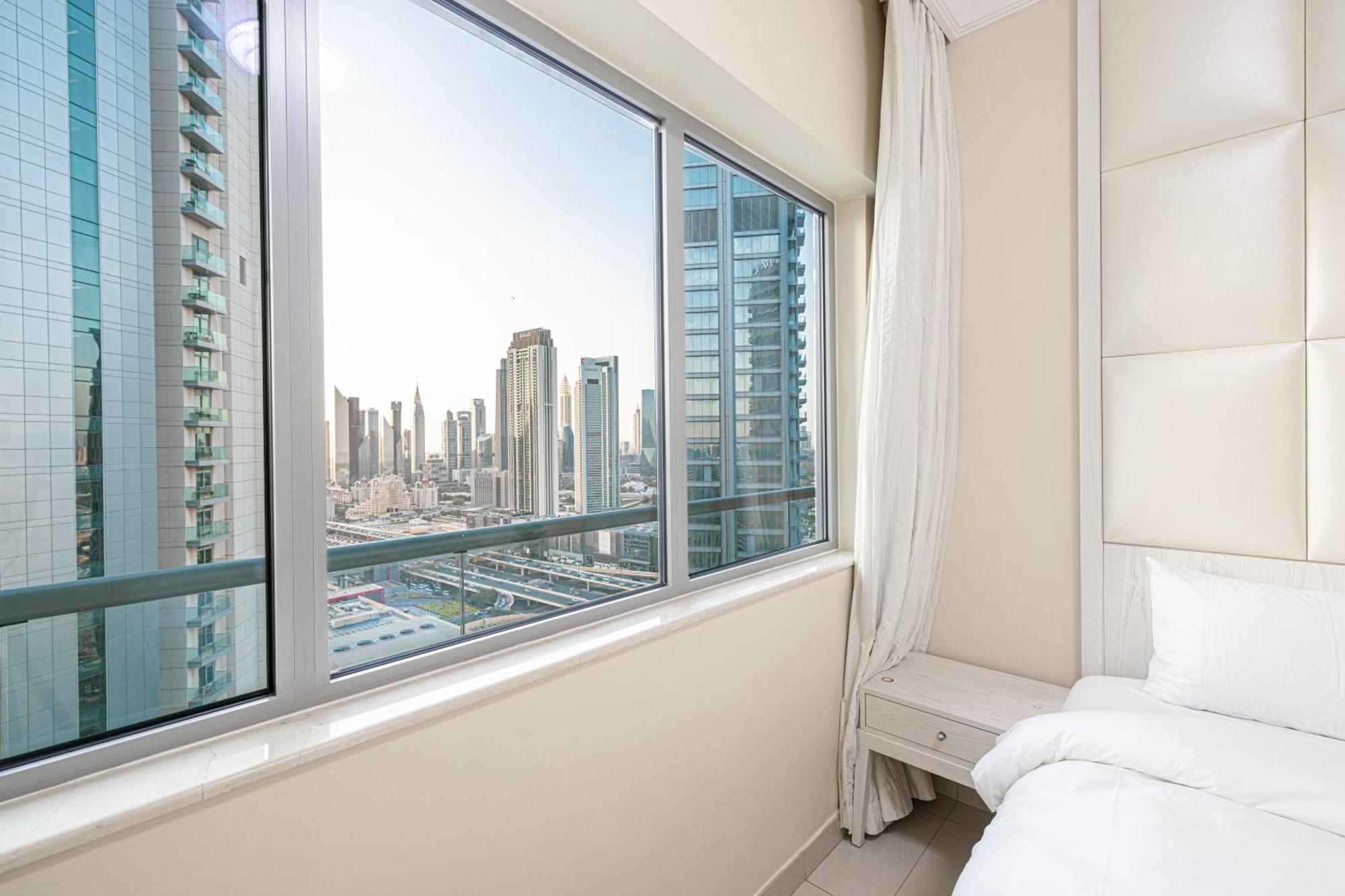 Elegant 3 Bedroom Apartment! 2 Minute Walk To Mall! Burj Khalifa And Fountain View! * Dubai