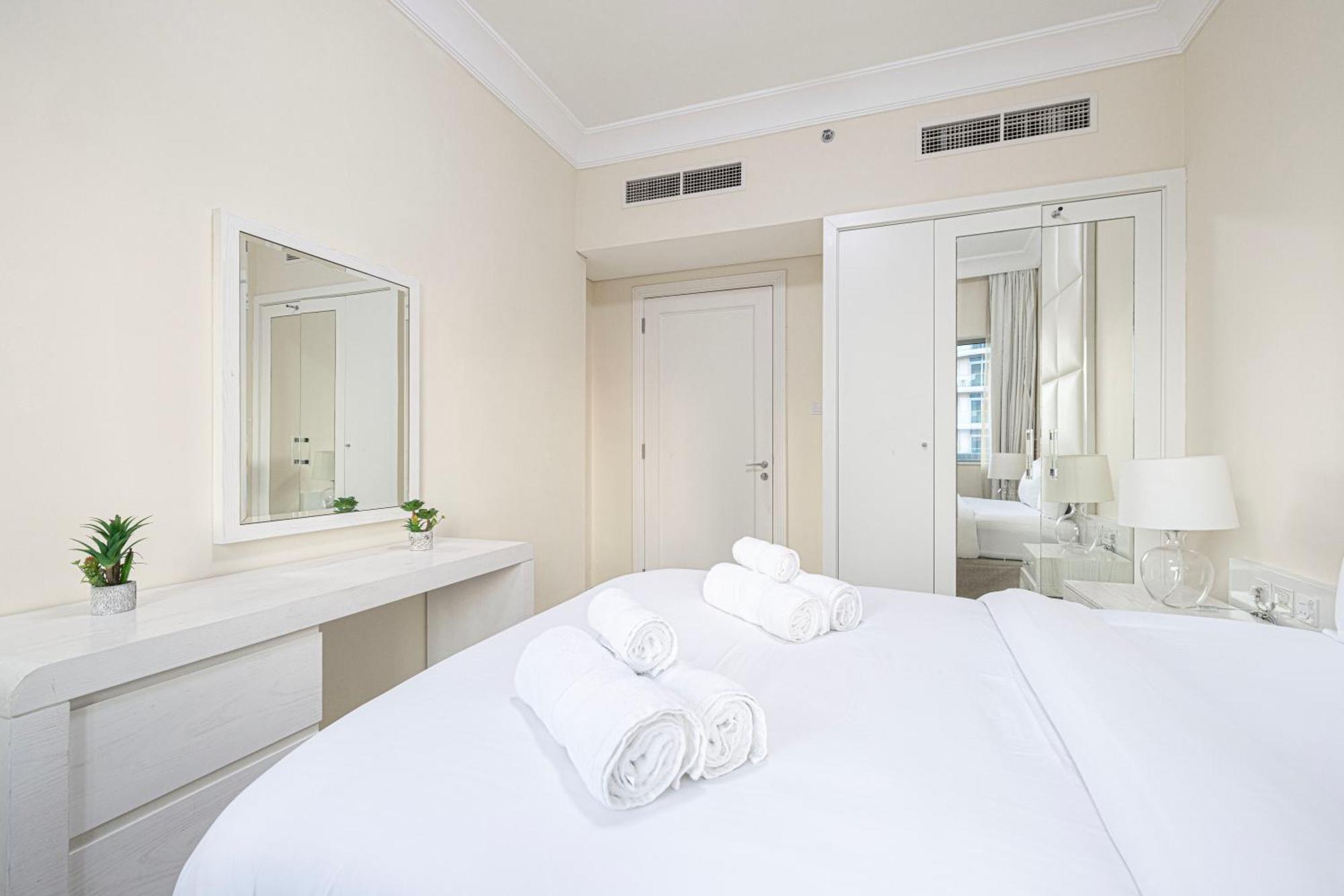 Elegant 3 Bedroom Apartment! 2 Minute Walk To Mall! Burj Khalifa And Fountain View! Apartment Dubai