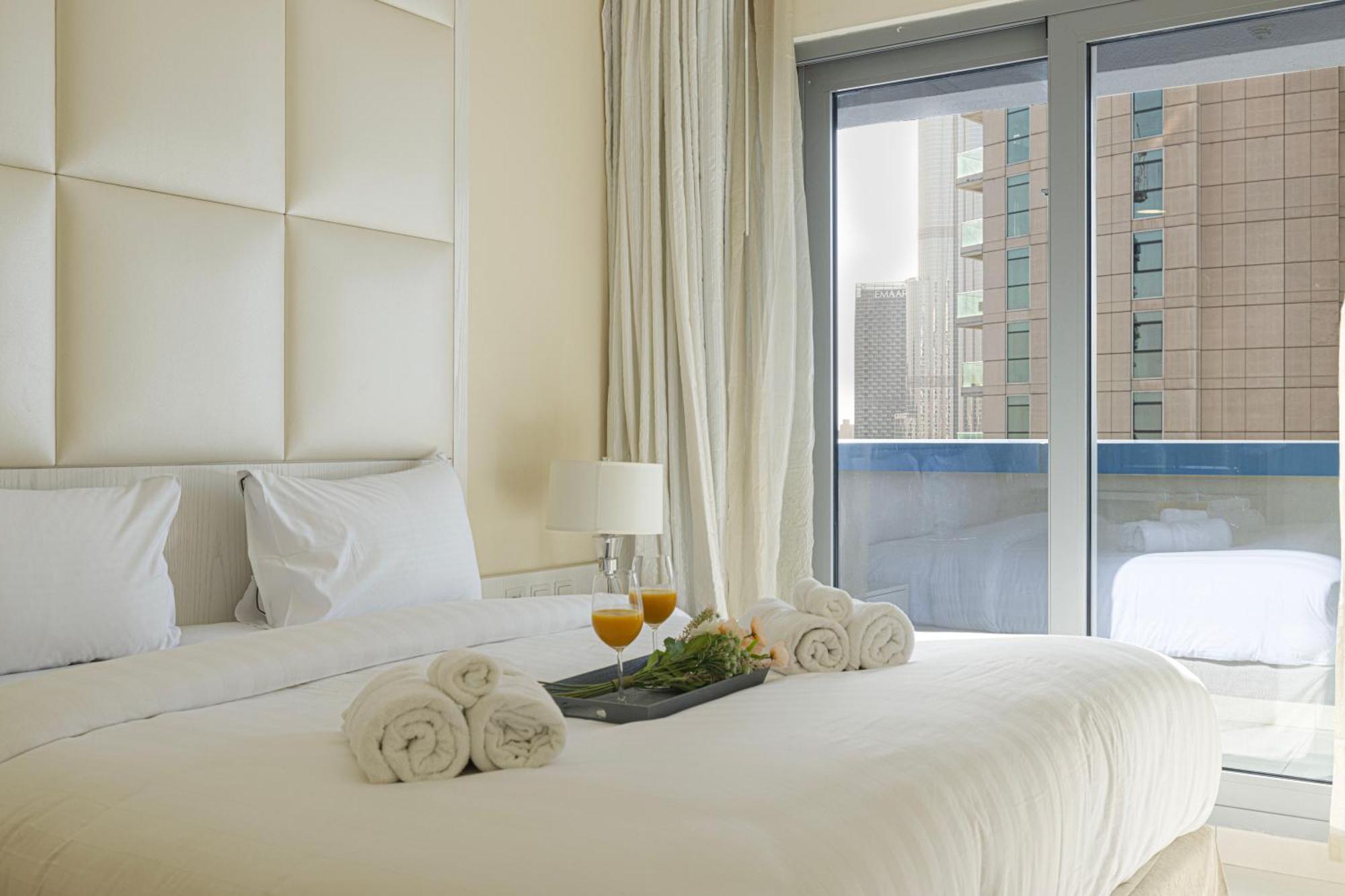 Elegant 3 Bedroom Apartment! 2 Minute Walk To Mall! Burj Khalifa And Fountain View! *