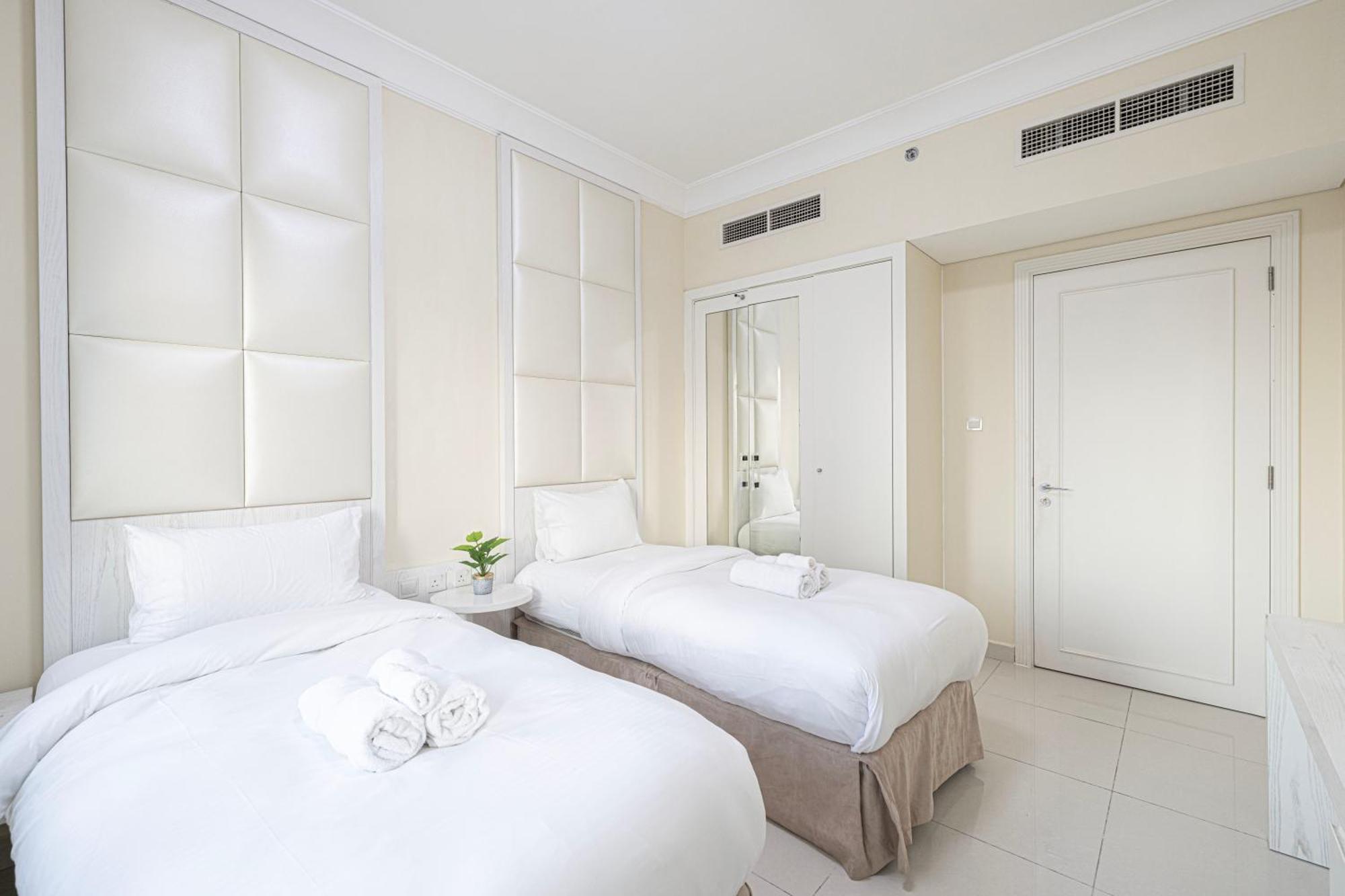 Elegant 3 Bedroom Apartment! 2 Minute Walk To Mall! Burj Khalifa And Fountain View! Dubai