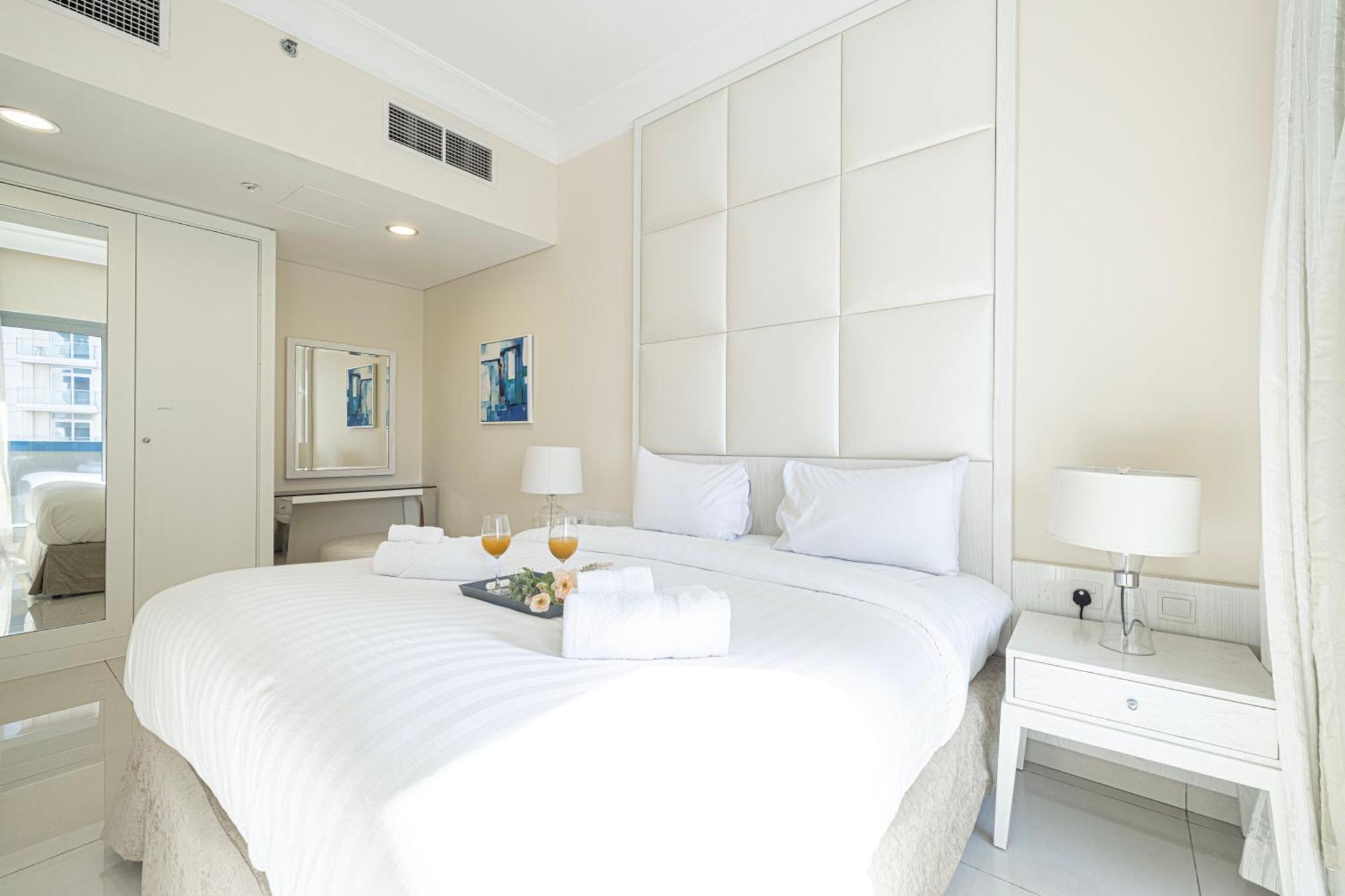 Elegant 3 Bedroom Apartment! 2 Minute Walk To Mall! Burj Khalifa And Fountain View! *