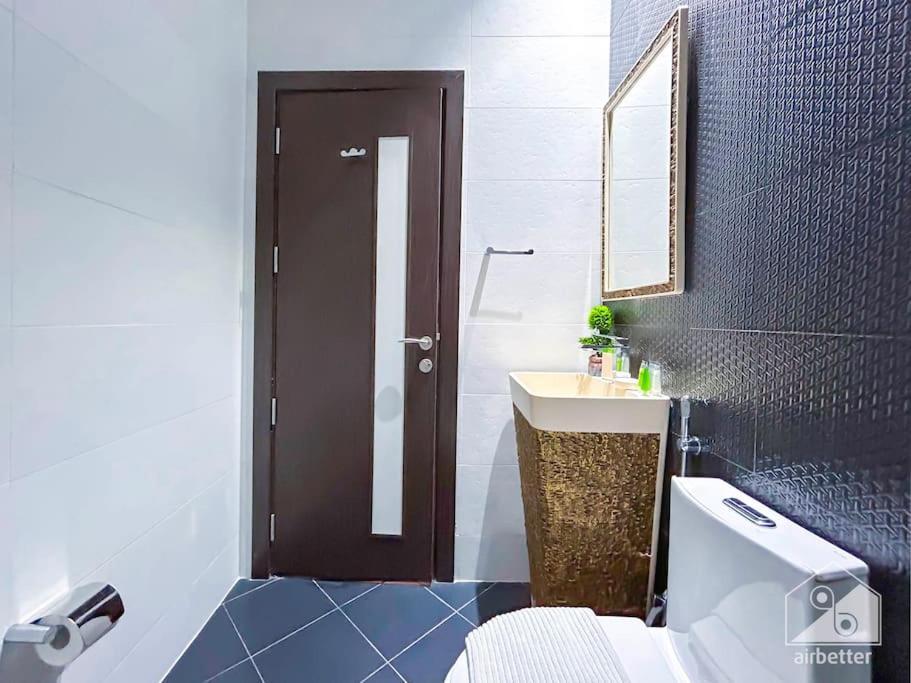 City Serenity Modern Studio With Stunning Views * Dubai