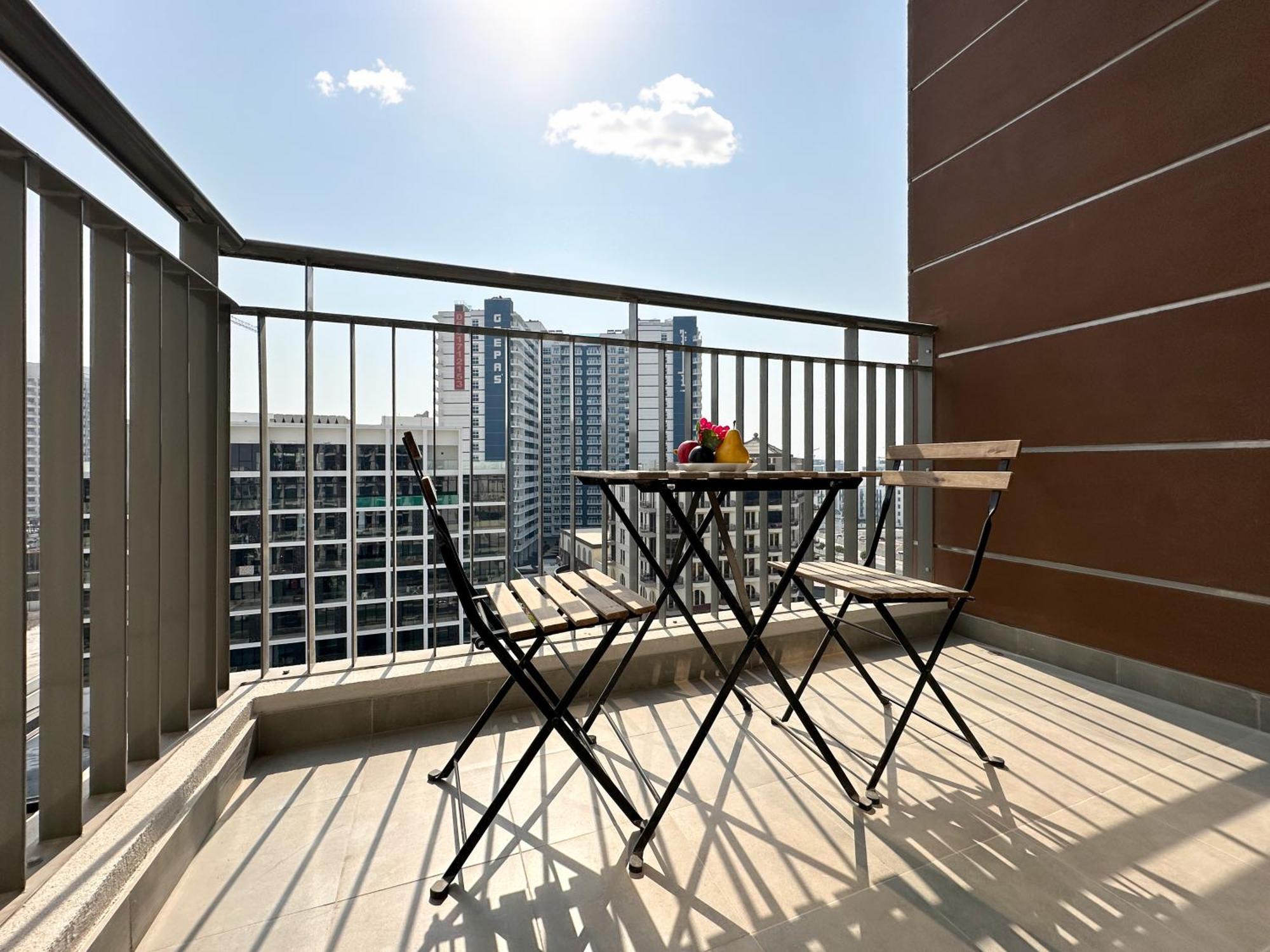 Apartment Trophy - Sunflower Sunrise W Free Parking