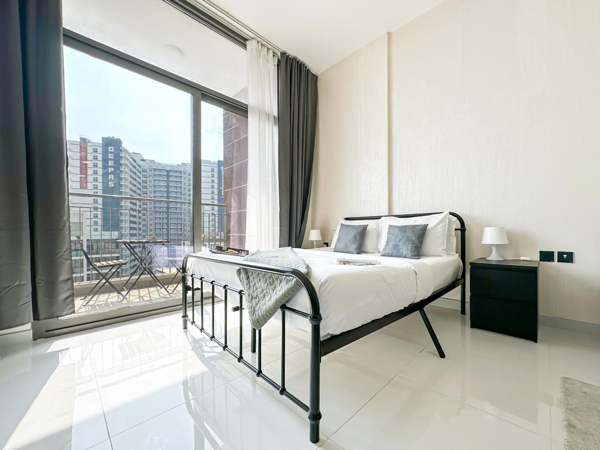 Trophy - Sunflower Sunrise W Free Parking Dubai