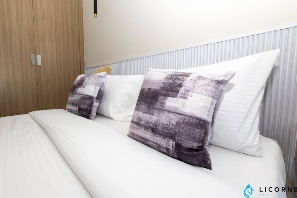 Modern Contemporary In Azizi Riviera Apartment *