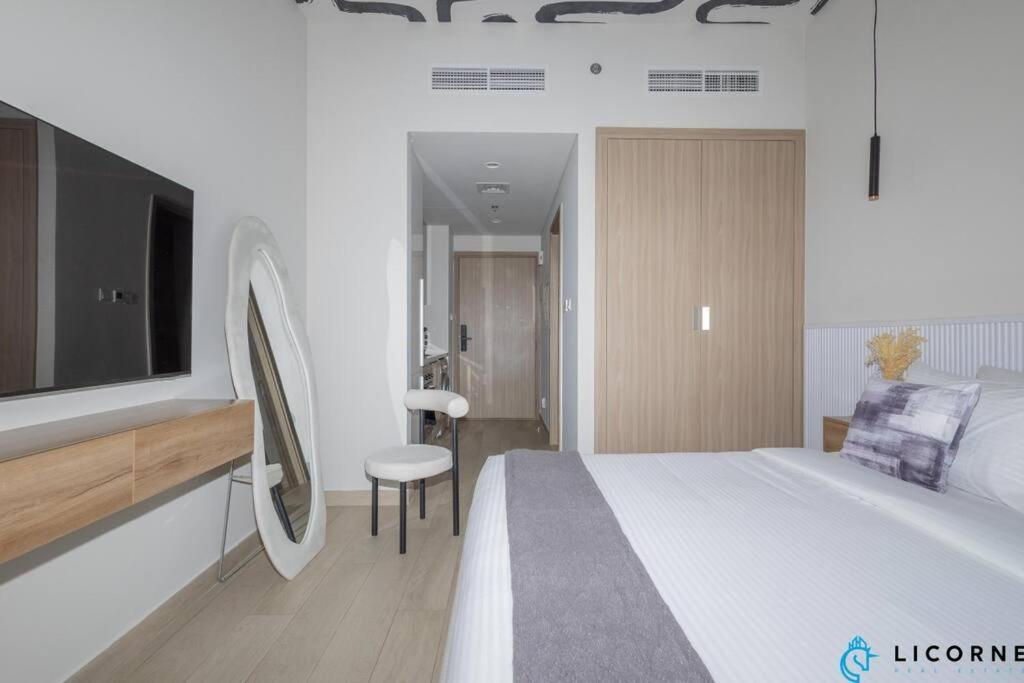 Apartment Modern Contemporary In Azizi Riviera *
