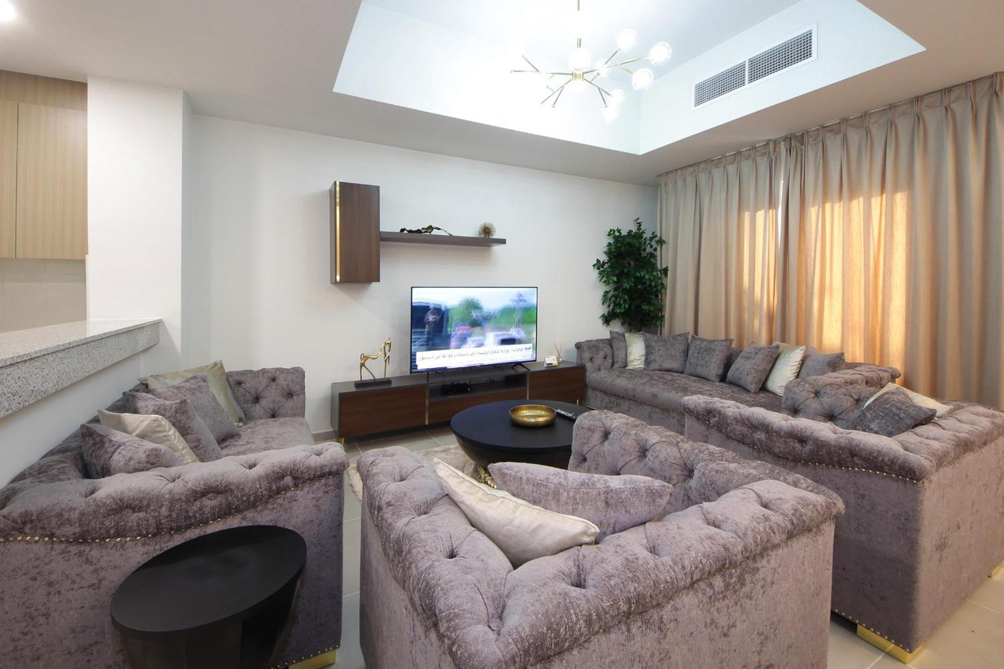 New Arabian Nova 4 Bedroom & Maid Land * Dubai