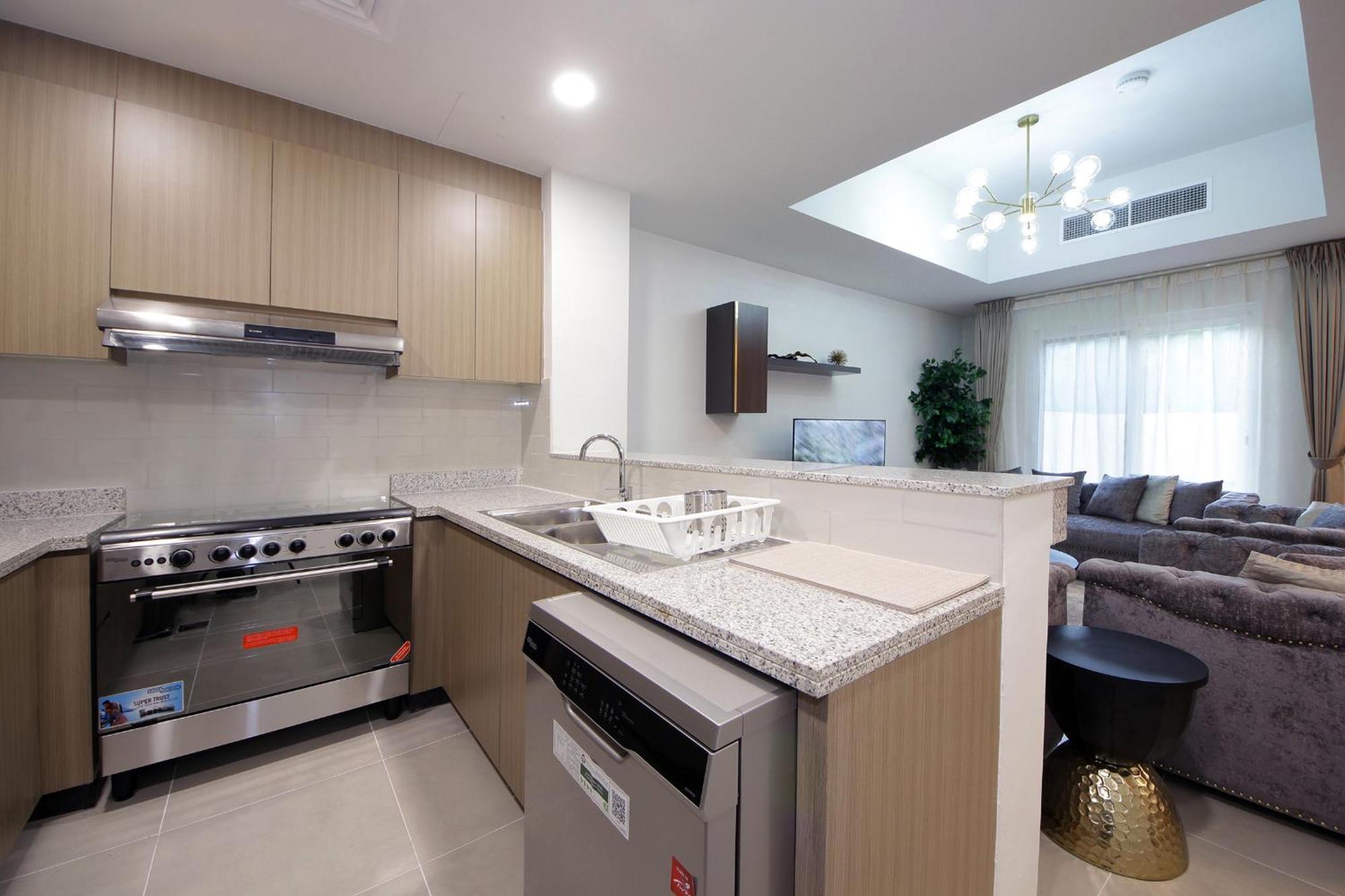 New Arabian Nova 4 Bedroom & Maid Land * Dubai