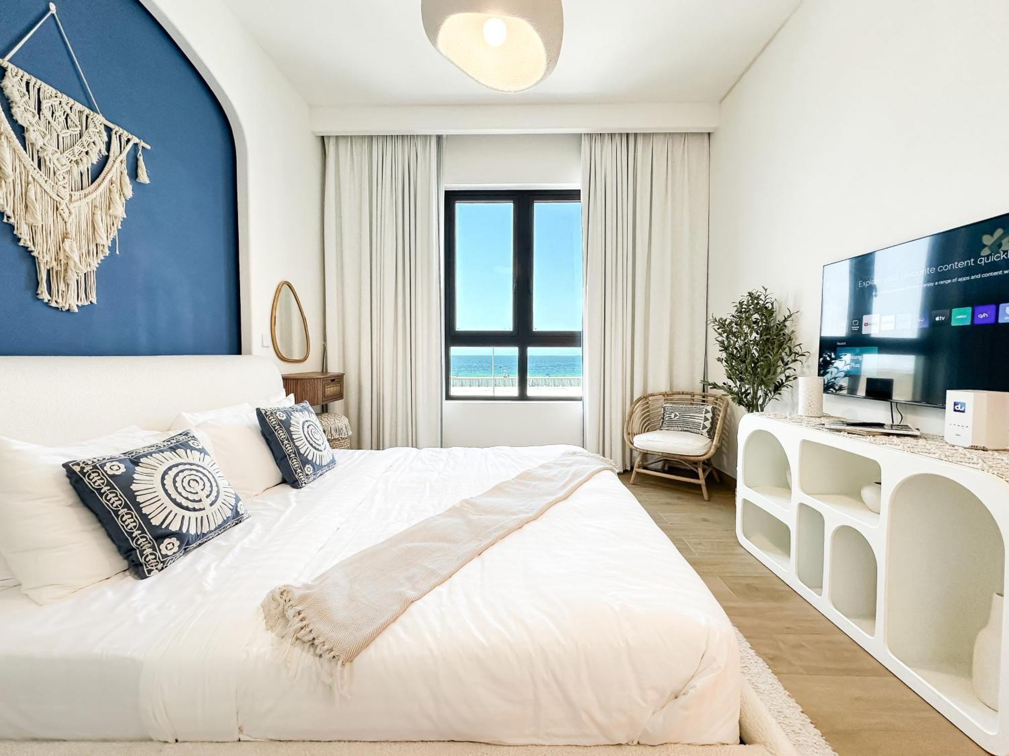 Trophy - Mykonos-inspired La Mer Apartment *