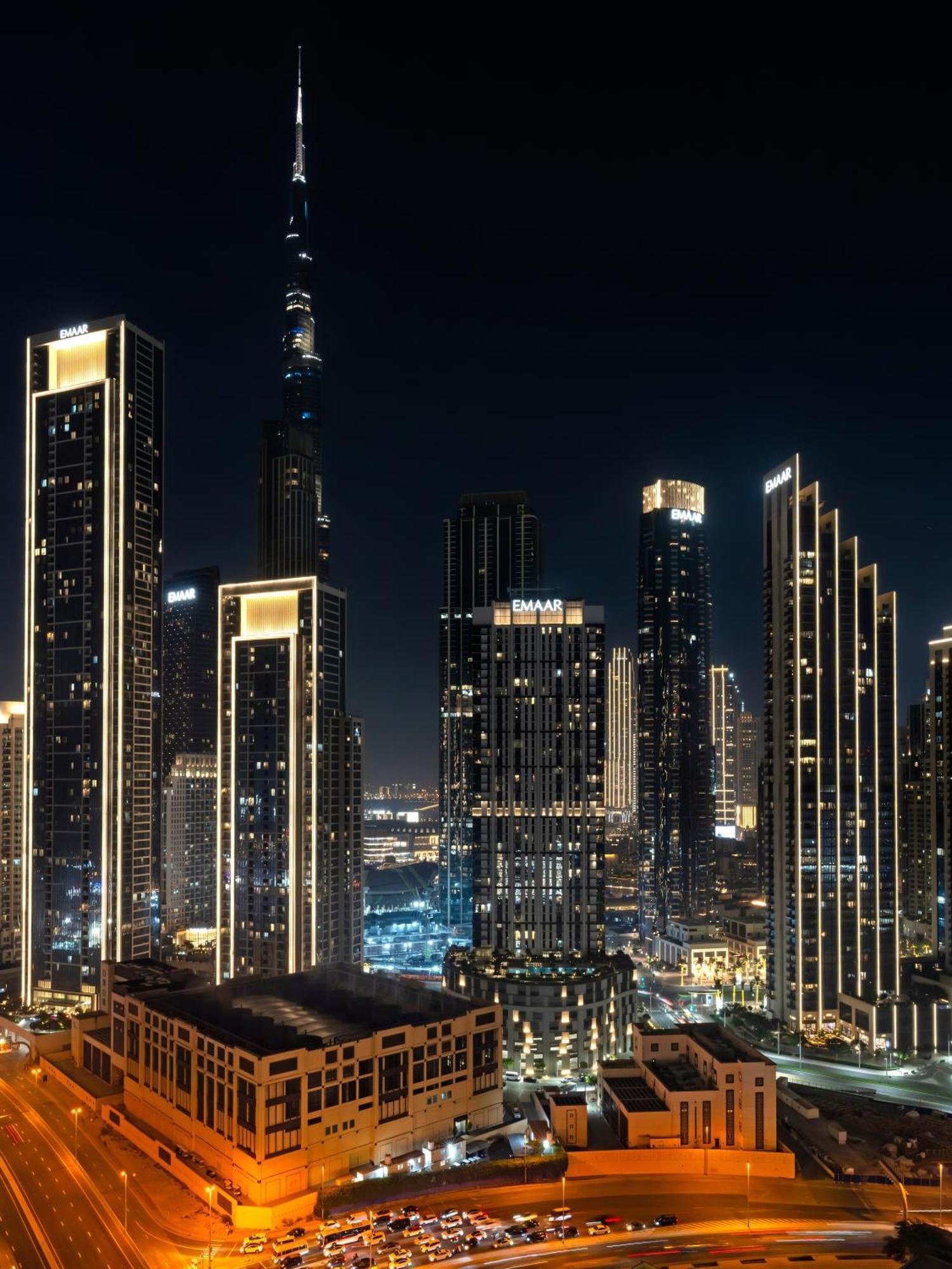 Paramount Midtown Infinity Pool With Burj View *
