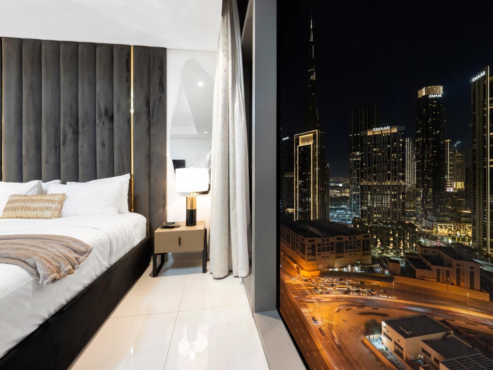Paramount Midtown Infinity Pool With Burj View *