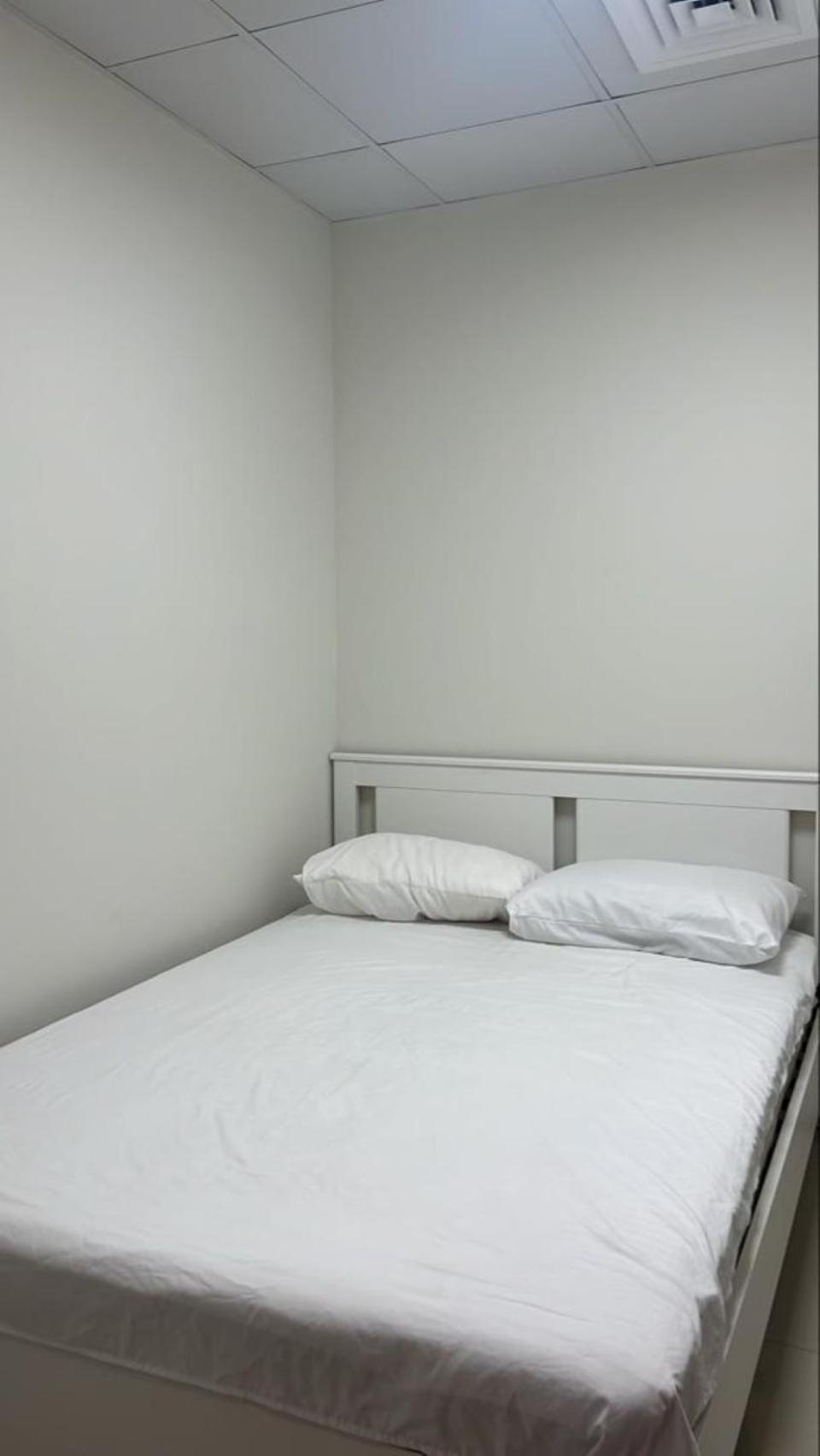 Hostel Downtown Holiday's - 1 Min To Mall & Burj Khalifa