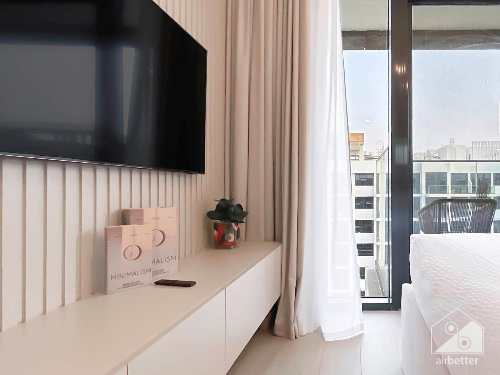 Opulent With Balcony At Aziz Riviera Dubai