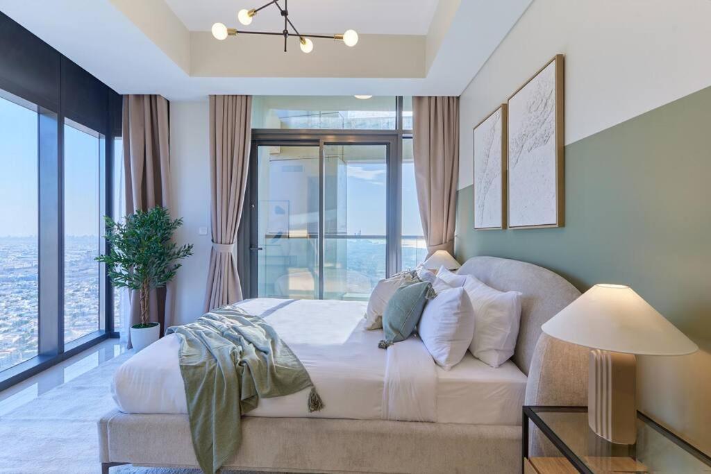 Easemytrip - Elegant 3br On 53rd Floor With Stunning Views Apartment Dubai