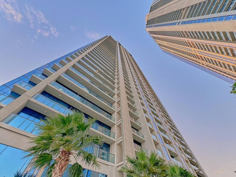 Easemytrip - Elegant 3br On 53rd Floor With Stunning Views Dubai