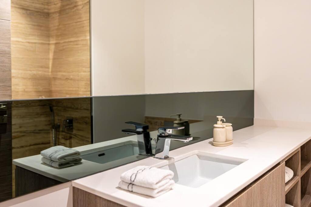 Luxury Brand New In Downtown Apartment *