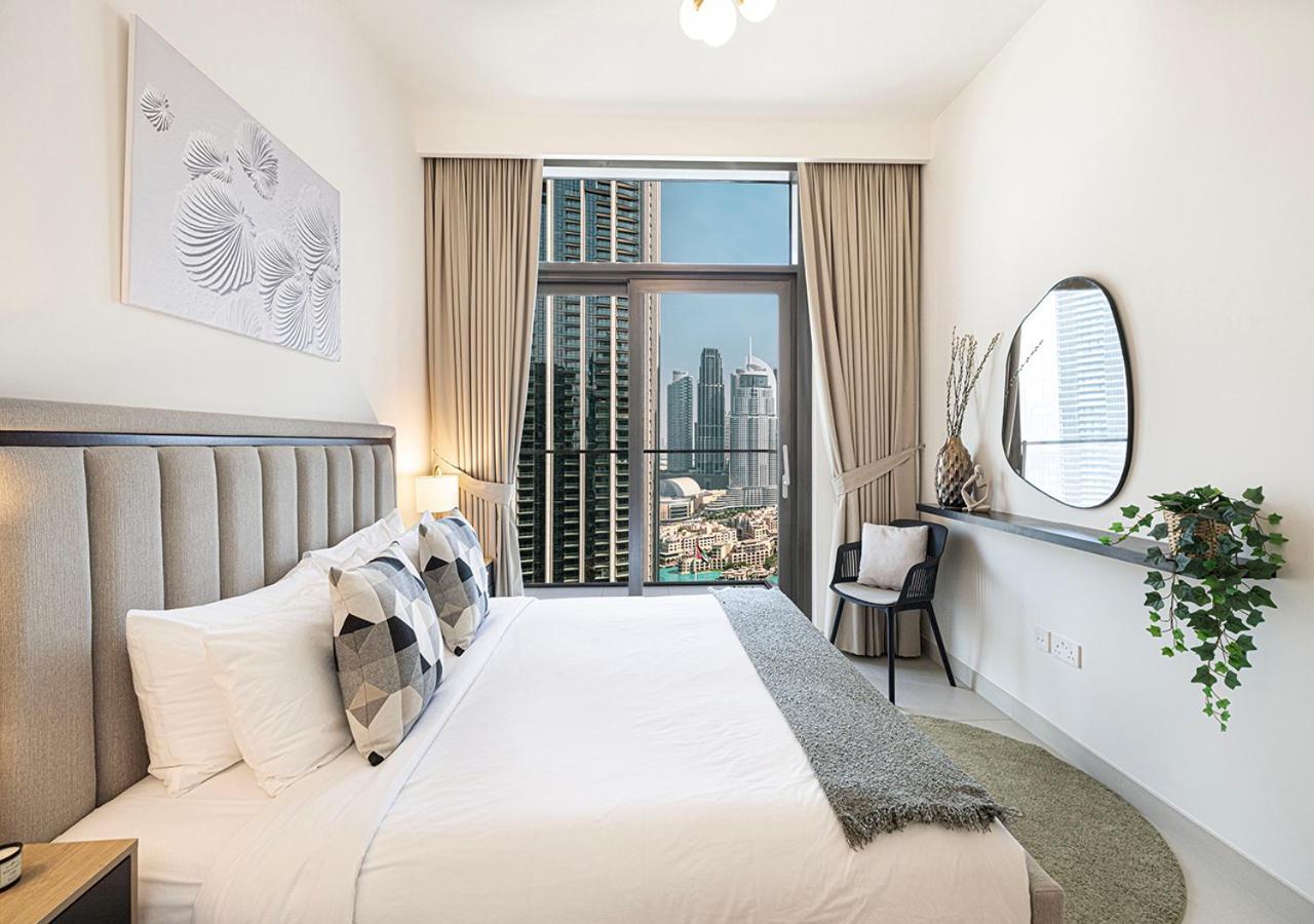 Modern Luxury Overlooking Burj Khalifa Apartment