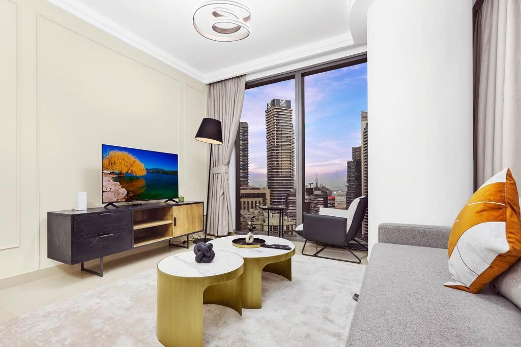First Class 1br Skyline Views