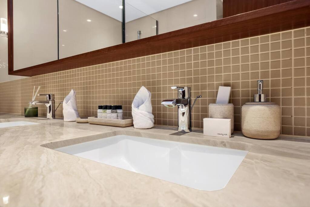 First Class 1br Skyline Views Apartment