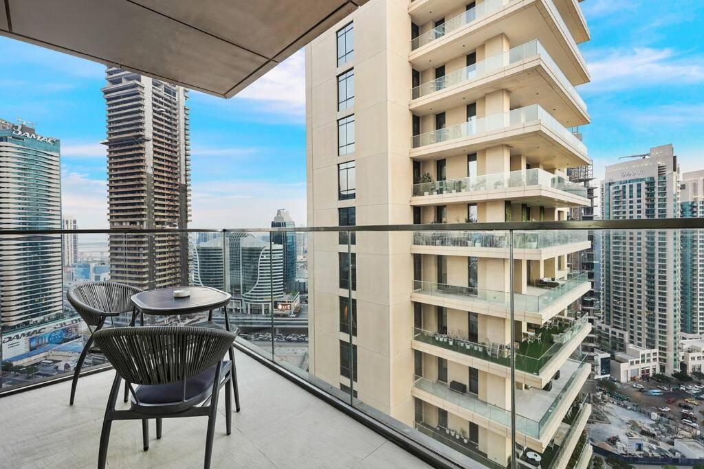 First Class 1br Skyline Views