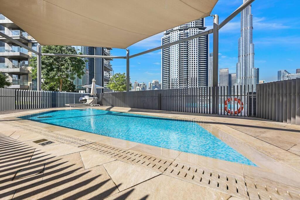 First Class 1br Skyline Views