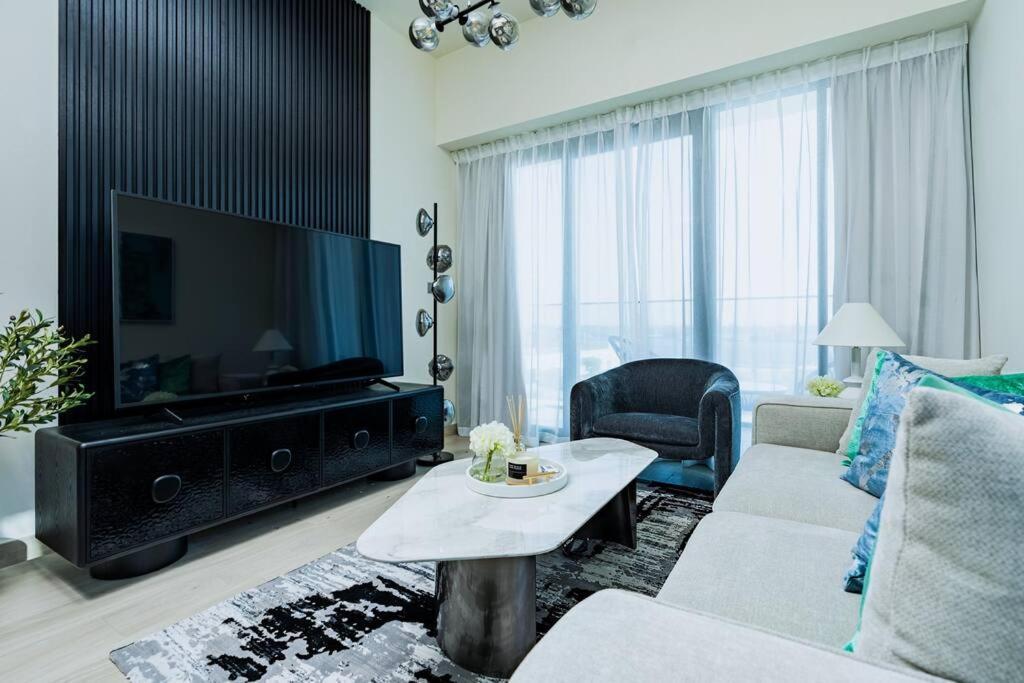 Nasma - Modern 3br Oasis With Balcony In Azizi Riviera Apartment