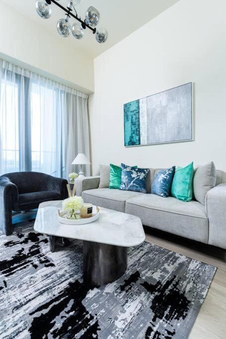Nasma - Modern 3br Oasis With Balcony In Azizi Riviera Dubai