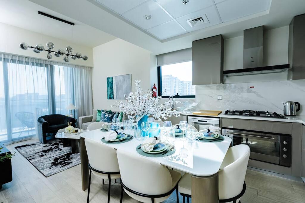 Nasma - Modern 3br Oasis With Balcony In Azizi Riviera *