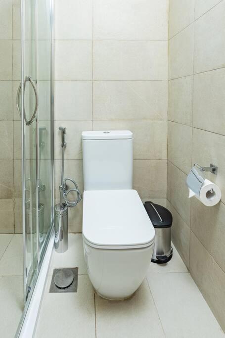 Nasma - Modern 3br Oasis With Balcony In Azizi Riviera *