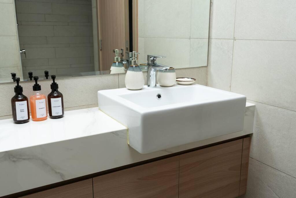 Nasma - Modern 3br Oasis With Balcony In Azizi Riviera Dubai
